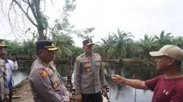 Kawal Perintah Presiden, Wakapolda Riau Pantau Jembatan Desa