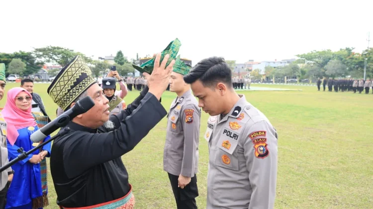 Polda Riau Luncurkan Penggunaan Tanjak dan Selempang