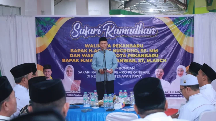 Safari Ramadan Perdana, Wako Pekanbaru Serahkan Bantuan Masjid