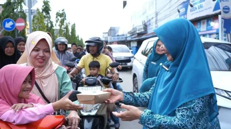 TP-PKK Inhil Berbagi Takjil di Hari Kedua Ramadan