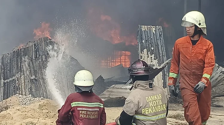 Gudang BBM di Pekanbaru Terbakar