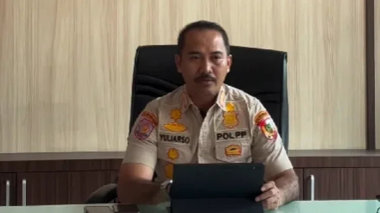 Satpol PP Tertibkan PKL yang Menggunakan Badan Jalan