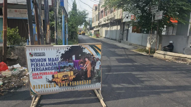 Jalan Amal Mulia Mulai Diaspal Ulang