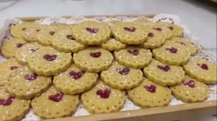 Cara Membuat Cookies Toping Stroberi yang Renyah