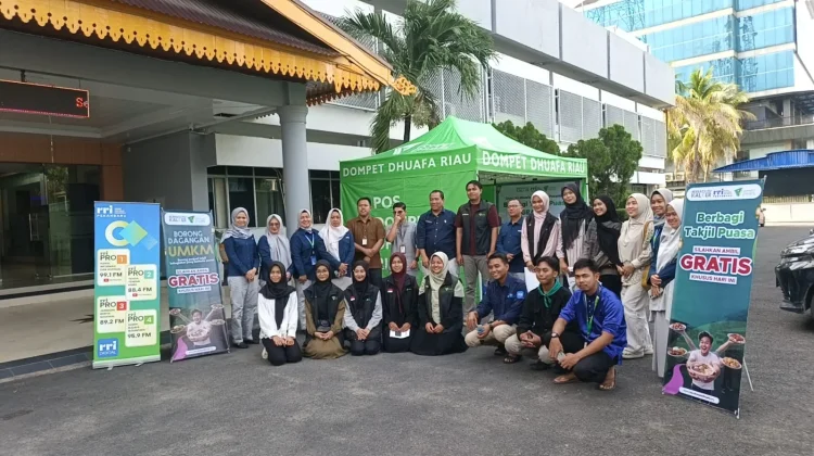 RRI Pekanbaru dan Dompet Dhuafa Riau Berbagi Takjil Ramadan