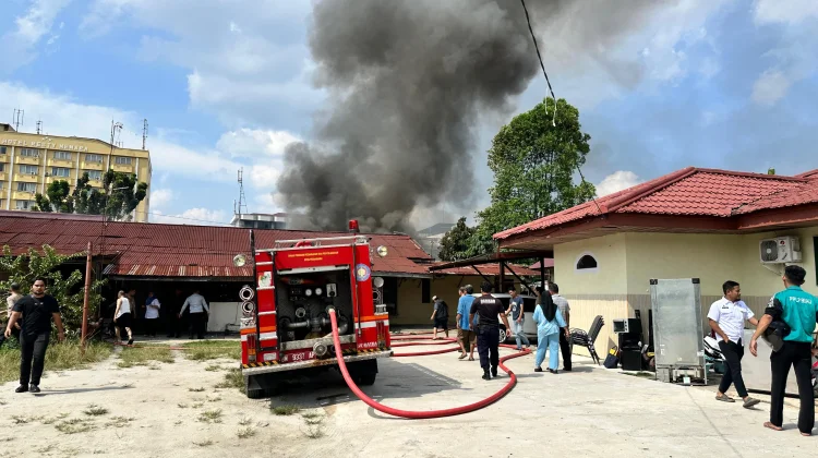 Dua Rumah Dinas Polri di Pekanbaru Terbakar, Sejumlah Kendaraan Hangus
