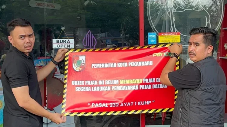 Bapenda Pekanbaru Pasang Stiker Penunggak Pajak