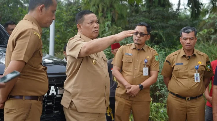 Tindaklanjuti Keluhan Warga Dumai, Plt Gubri Bantu Jalan Sekolah SMAN 8