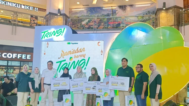 Nasabah Sumringah Menerima Hadiah Program Badai Emas Pegadaian