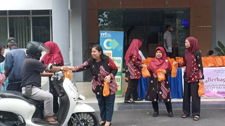 DWP RRI Pekanbaru Bersama Dompet Dhuafa Bagikan 450 Takjil untuk Masyarakat