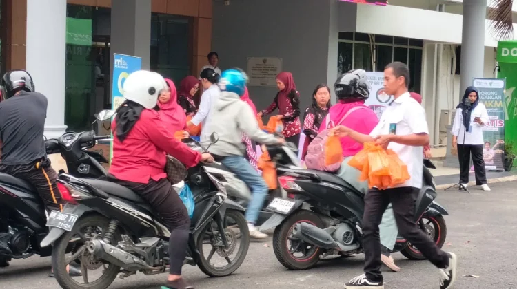 Aksi Bagi Takjil Gratis Warnai Bulan Suci Ramadhan