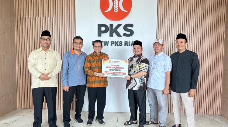 Anggota DPR RI Hendry Munief Serahkan Mobil Operasional ke DPW PKS Riau