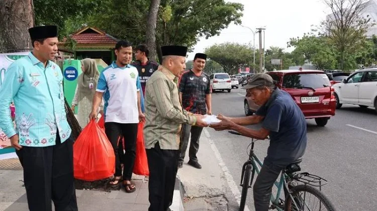 Ramadan Berbagi, Kemenag Riau Bagikan 310 Paket Takjil