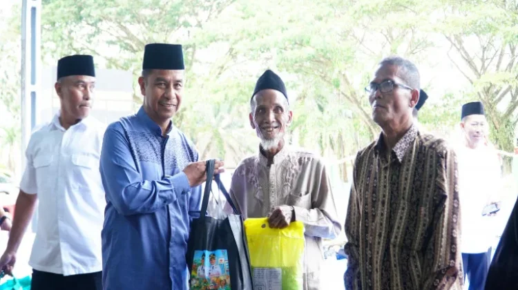 Safari Ramadhan di Desa Karya Bhakti, Bupati Kampar Serahkan Bantuan