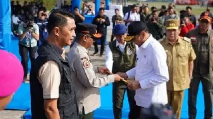 Pemerintah Salurkan Bantuan Peralatan Karhutla untuk Riau