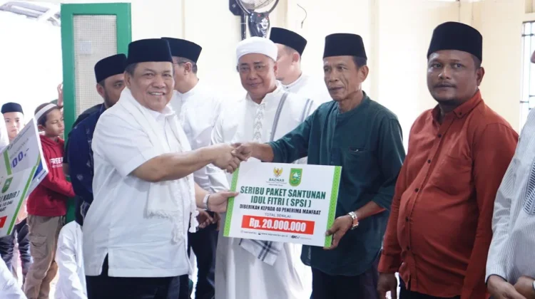 Safari Ramadan, Plt Gubernur Riau Serahkan Bantuan untuk Masyarakat di Rokan Hilir