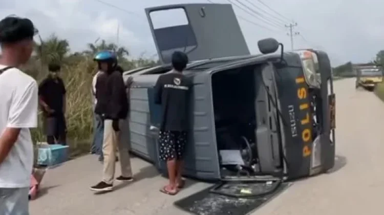 Mobil Tahanan Polsek Mandau Terguling di Dumai