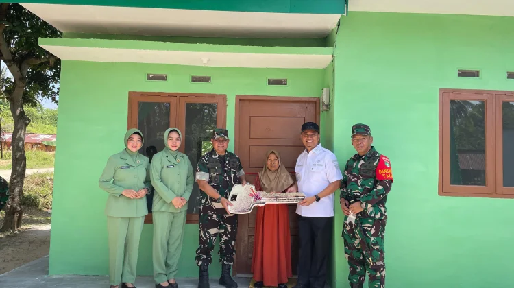 Kasdam XIX Tuanku Tambusai Serahkan Rumah Layak Huni TMMD