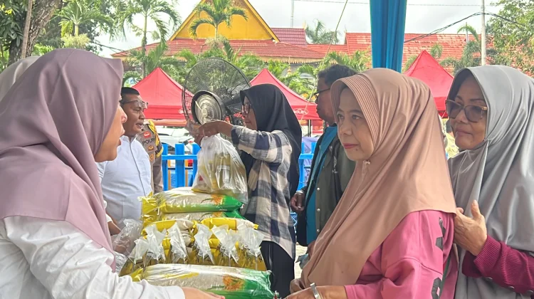 Polda Riau Gelar Gerakan Pangan Murah Serentak Bersama Bulog, Ratusan Warga Antre