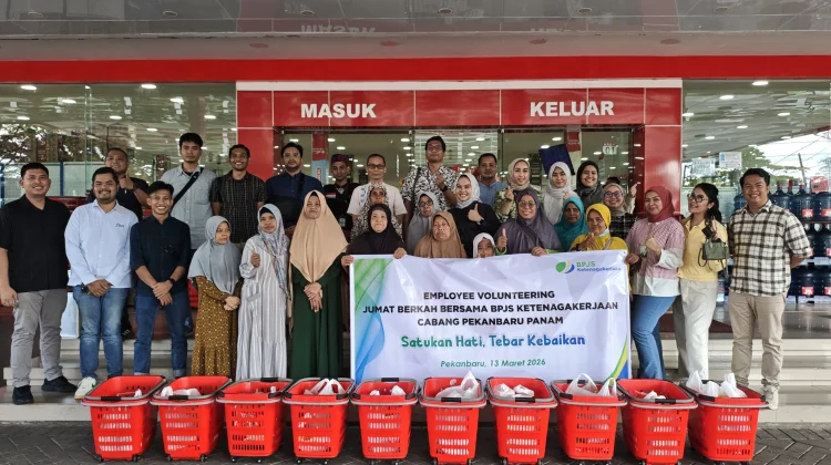Peduli Sesama, BPJS Ketenagakerjaan Pekanbaru Panam Bagikan Sembako untuk Duafa