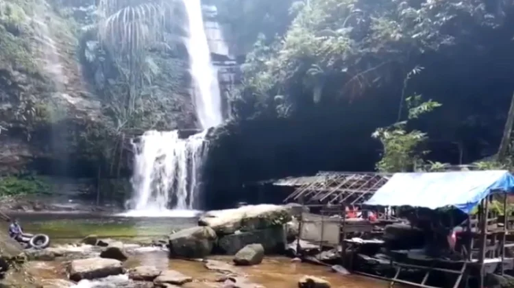 Menjelajah Keindahan Air Terjun Aek Martua Rohul