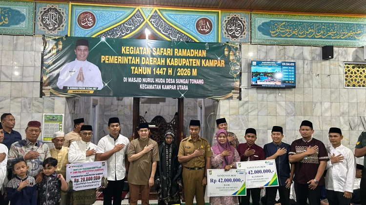 Bupati Kampar Serahkan Santunan Kematian BPJS Ketenagakerjaan kepada Ahli Waris