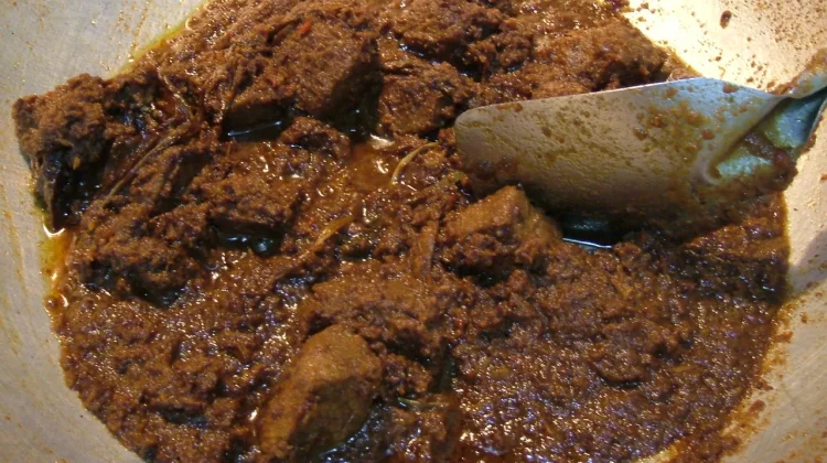 Dari Dapur ke Meja Lebaran: Filosofi Rendang dalam Tradisi Minangkabau