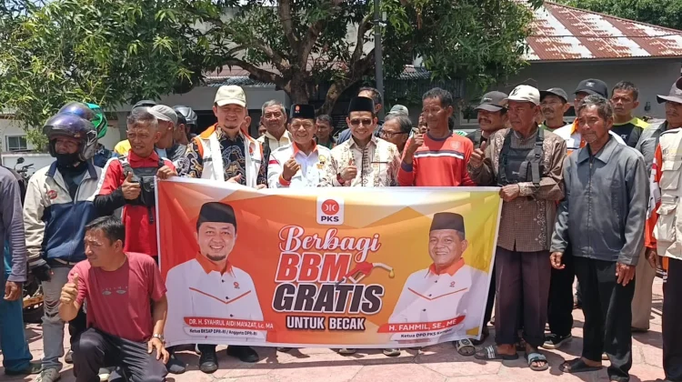 DPD PKS Kampar Bagikan BBM Gratis Bagi Becak Motor