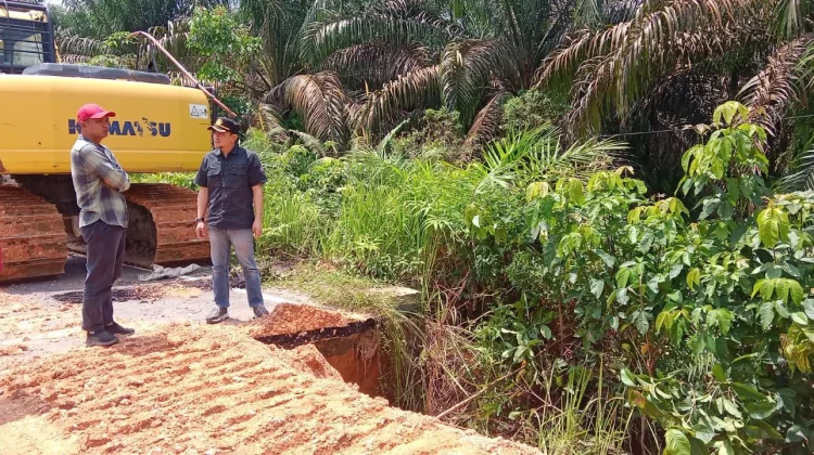 Pemprov Riau Gerak Cepat Perbaiki Jalan Putus Lipat Kain-Lubuk Agung