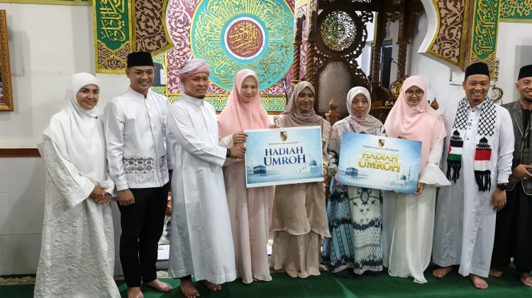 Salat Idulfitri di Sail, Wako Pekanbaru Bagikan Tiket Umrah Gratis