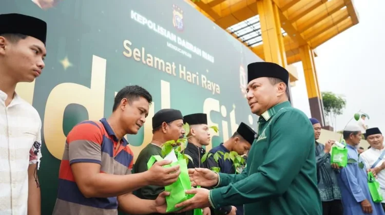 Kapolda Riau Bagikan Bibit Pohon kepada Jemaah usai Salat Idulfitri