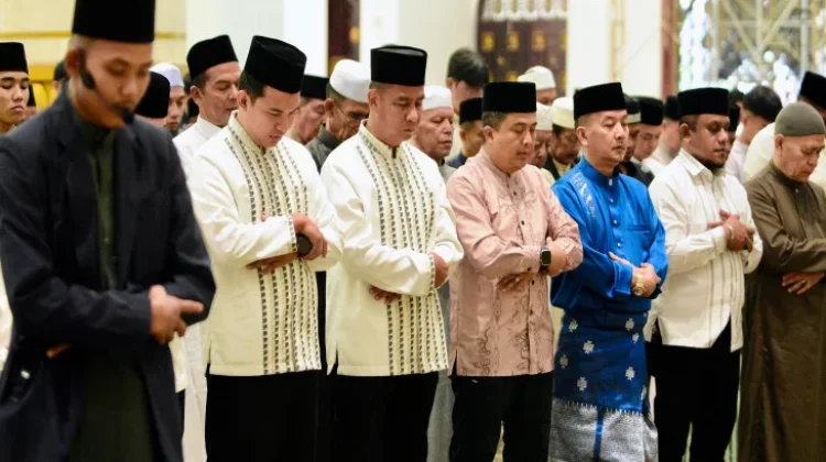 Bupati Kampar Salat Idulfitri Bersama Warga