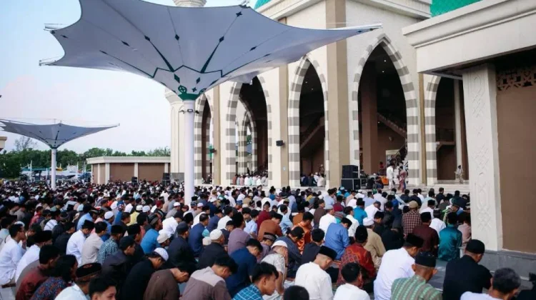 Ribuan Masyarakat Padati Masjid Agung Habiburrahman