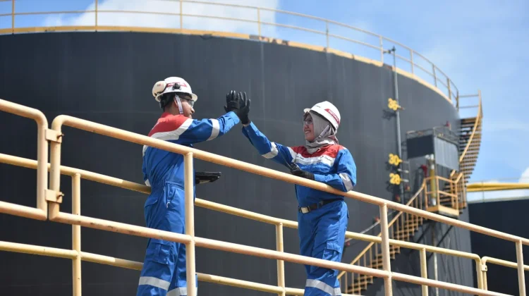 Dedikasi Pekerja PHR yang Setia Menjaga Energi di Hari Kemenangan