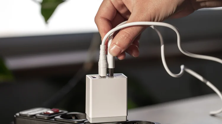 Pentingnya Gunakan Charger Orisinal agar Baterai Awet