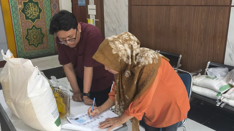 Bulog Salurkan Bantuan Pangan di Kelurahan Kota Tinggi Pekanbaru