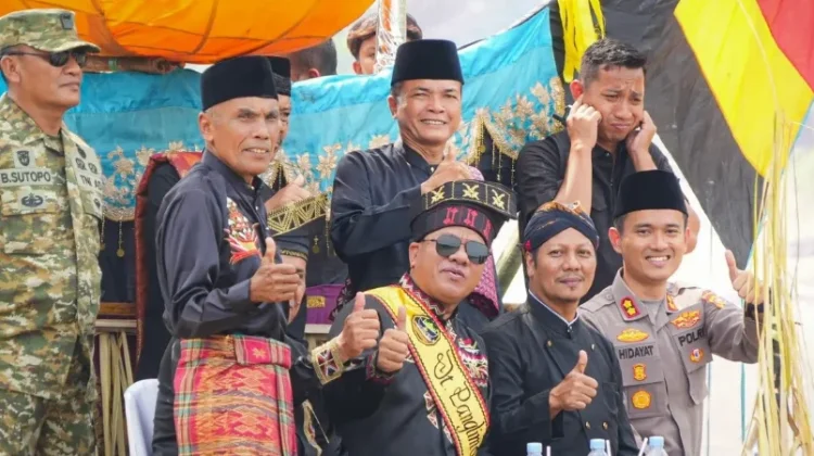 Festival Perahu Beganduang Meriah di Kuantan Mudik
