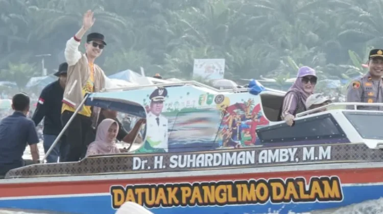 Pacu Jalur Kenegerian Pulau Panjang Pererat Silaturahmi Lebaran