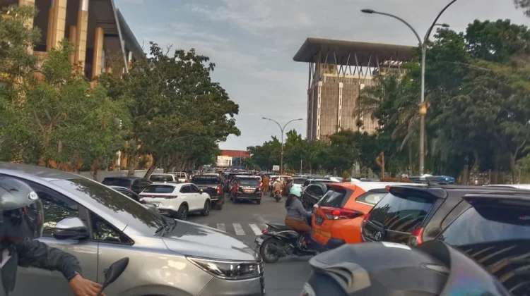 Hari Pertama Masuk Sekolah, Macet di Sebagian Besar Jalan di Pekanbaru