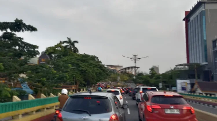 Hari Pertama Masuk Sekolah, Macet di Sebagian Besar Jalan di Pekanbaru