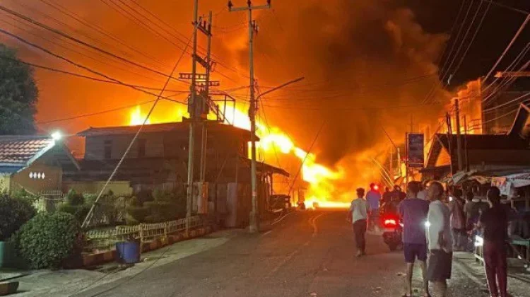 Pertamina Patra Niaga Kilang Produksi Pakning Salurkan Bantuan Pasca Kebakaran