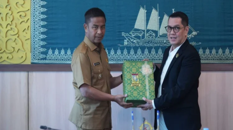 Bupati Kampar Serahkan LKPD 2025 ke BPK