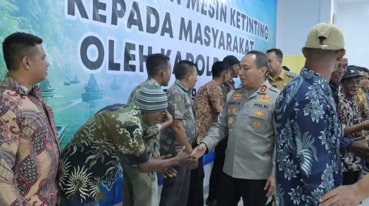 Kapolda Riau Serahkan 20 Mesin Ketinting untuk Tingkatkan Ekonomi Nelayan Merant