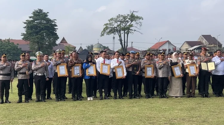 Kapolri Anugerahkan Pin Emas dan Perak, 161 Penghargaan Dibagikan di Polda Riau