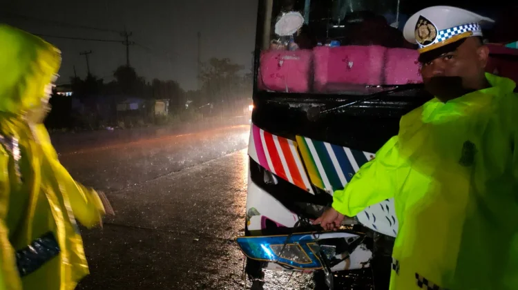 Bus Pelangi Tabrak Daihatsu Sirion di Pekanbaru, Satu Orang Tewas