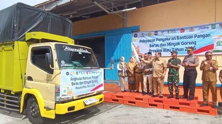 Plt Gubernur Riau Lepas Penyaluran Bantuan Pangan untuk Hampir 600 Ribu Keluarga