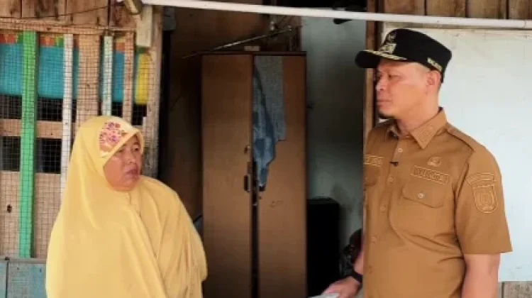 Wali Kota Pekanbaru Berikan Bantuan Sembako ke Warga Tepian Sungai Siak