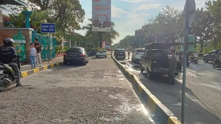 Satpol PP Tertibkan PKL di Kawasan SKA Pekanbaru