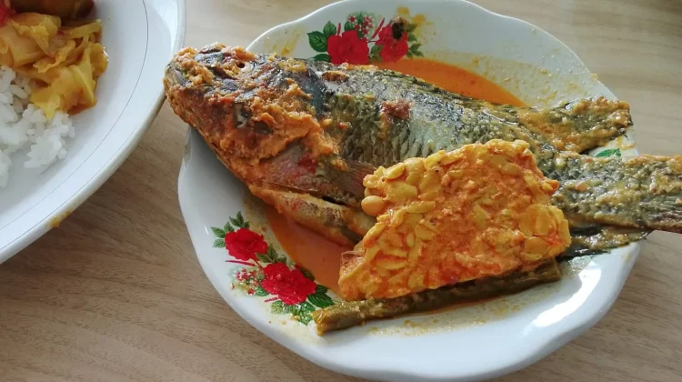 Pangek Ikan Nila Kuliner Tradisional Minangkabau Kaya Rasa dan Potensi Ekonomi