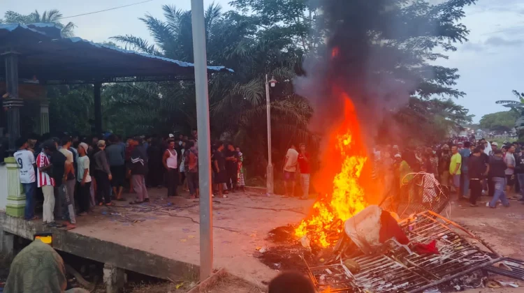 Demo Warga Panipahan Berujung Ricuh, Rumah Diduga Bandar Narkoba Dibakar